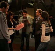 L-R: Marshall (Jason Segel), Lily (Alyson Hannigan), Ted (Josh Radnor), Barney (Neil Patrick Harris)  und Robin (Cobie Smulders)