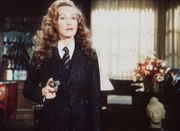 Die Killerin Eve (Julie Newmar) im Hause der Harts.