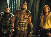Gladius (Tony Todd, Mi.) erhält von Maxius, dem wettsüchtigen Sklavenhalter, den Befehl gegen Hercules (Kevin Sorbes, re.) in der Arena zu kämpfen...