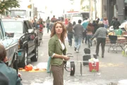 Lindsay (Anna Belknap) wird von ihrem Kollegen informiert, dass sich im Gebäude in unmittelbarer Nähe eine Bombe befindet ...