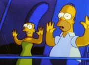 Vom Leuchtturm aus sehen Marge und Homer erschreckt, wie ein Schiff auf sie zusteuert.