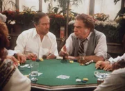 Max (Lionel Stander, r.) sitzt vergnügt in seiner Pokerrunde. So einen Urlaub hatte er schon seit Ewigkeiten nicht mehr - nichtahnend, was daheim abgeht ...