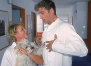Nikola (Mariele Millowitsch) testet Dr. Schmidts (Walter Sittler) Tierliebe.