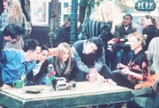 Die sechs Freunde finden ein merkwürdiges Schreiben: (v.l.n.r.) Joey (Matt LeBlanc), Chandler (Matthew Perry), Monica (Courteney Cox), Rachel (Jennifer Aniston), Ross (David Schwimmer) und Phoebe (Lisa Kudrow).