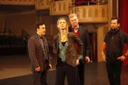 V.l.: Roger Porter (Michael Panes), Amanda Rollins (Cynthia Nixon), Evan Korman (Christopher McDonald) und Adam Winter (Eion Bailey) sind entsetzt, als plötzlich während einer Musical-Vorführung ein Hauptdarsteller zu Tode kommt.