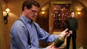 Der Weinimporteur Bing Cullman (Michael Cumpsty, l.) hat am Abend zu einer exklusiven Weinprobe geladen. Sein Butler Loy (Juan Luis Acevedo) empfängt die Gäste.
