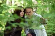 Katja (Simone Thomalla) und Mark (Marco Girnth) sind im Wald auf der Suche nach einer entlaufenen Kuh.