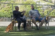 Cesar und Kyle sitzen und beobachten Amanda bei der Arbeit mit ihrem Hund April. (National Geographic)