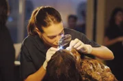 Bei der Obduktion einer mumifizierten Leiche wird Dr. Peyton Driscoll (Claire Forlani) viel Fingerspitzengefühl abverlangt.