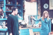 Joey (Matt LeBlanc, l.) ist nach wie vor der Einzige, der von der Beziehung von Monica und Chandler weiß. Wieder muss er die beiden vor Rachel (Jennifer Aniston, r.) decken und gerät dadurch in peinliche Situation._Titel: Friends