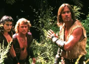 Hercules (Kevin Sorbo, re.) und Iolaus (Michael Hurst) befreien die von dem Krieger Tarlus entführte Braut Ramina (Josephine Davison) des Königs Beraeus.