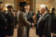 Der neue Vorstand der jüdischen Gemeinde stellt sich Henry (Len Cariou, r.) vor. Doch Levi (Yuval Boim, l.) hat mehr Feinde, als er glaubt ...