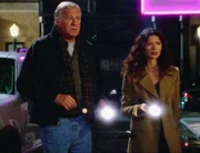 Jordan (Jill Hennessy) und ihr Vater Max (Ken Howard) kommen zu spät: Der vermeintliche Mörder ist bei einem Fluchtversuch überfahren worden.