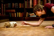 Professor Maxwell ist von Kyra versehentlich in ein Meerschweinchen verwandelt worden. Darra (Julian Cullen) versucht, das Meerschweinchen einzufangen, das munter durch die Bibliothek streunt.