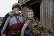 König Sigurd (Johnny McGuinness) erklärt Gudrun (Sophie Ryder), wie der Uhu bei Nacht auf die Jagd geht.