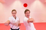 Checker Tobi mit Karateka Irena. Sie zeigt ihm, wie man karatemäßig schlägt.