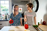 Lily (Mia Milnes, links) und Imogen (Elizabeth Cullen, rechts) sind von Kyra zu einer Pyjama-Party eingeladen worden. Gemeinsam bereiten sie das Abendessen zu.