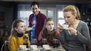 Maja (Annika Martens, rechts) probiert in der Kontor-Küche neue Kaffeesorten. Alice (Emilia Flint, links), Mia (Marleen Quentin) und Sam (Ole Eisfeld) schauen zu und staunen.