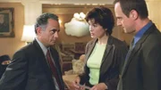 Die Detectives Olivia Benson (Mariska Hargitay) und Elliot Stabler (Christopher Meloni, r.) informieren Saleh Amir (Marshall Manesh), einen erzkonservativen Diplomaten, über den Tod seiner Tochter.