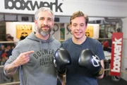 Checker Tobi mit Boxtrainer Nick Trachte (links).