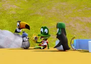 Zacki hat das gelbe "Beschleunigungsteil" gefunden, das aus der Bahn entfernt wurde. Toni, der Tukan, und Zacki müssen ein ernstes Wort mit den beiden Pinguin-Jungen sprechen, denn die haben das Teil heimlich aus der Bahn ausgebaut.