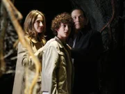 Die Geister von Daniel (Masam Holden, M.) und seinen Eltern (Anne Ramsay, l. und Javi Mulero, r.) sind in einem Tunnelsystem, das unter Melindas Laden verläuft, gefangen ...