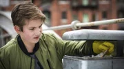 Johannes (Luke Matt Röntgen) durchsucht fieberhaft die Mülleimer in der Umgebung des Cafés nach Indizien.