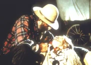 Der alte "Buffalo Bill" (Eddie Quillan, r.) bittet Isaiah (Viktor French, l.), für sein kleines Mädchen zu sorgen.