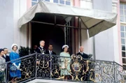 Mitte der 60er kam die englische Königin Elizabeth II. zu einem Staatsbesuch nach Deutschland. - (Archivfoto: Königin Elizabeth II. und ihr Gatte Prinz Philip (3.v.r.) stehen am 19.05.1965 auf dem Balkon des Rathauses in Bonn. Rechts neben der Queen Bundespräsident Heinrich Lübke, links neben Philip der Bonner Oberbürgermeister Wilhelm Daniels.
