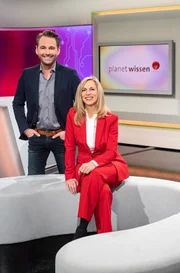 SÜDWESTRUNDFUNK Planet Wissen Montags bis freitags um 11:15 Uhr im SWR Fernsehen  SWR-Moderatoren  Birgit Klaus und Dennis Wilms. © SWR/Alexander Kluge, honorarfrei - Verwendung gemäß der AGB im engen inhaltlichen, redaktionellen Zusammenhang mit genannter SWR-Sendung und bei Nennung "Bild: SWR/Alexander Kluge" (S2+). SWR-Presse/Bildkommunikation, Baden-Baden, Tel: 07221/929-26868, foto@swr.de