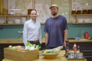 Der dänische Mediziner Alexander Wieck Fjældstad und der Koch Christian Bøjlund versuchen mit ihrem Kochkurs Menschen ohne Geruchssinn die Freude am Essen zurückzubringen.