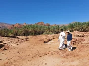 Golineh Atai mit dem Archäologen Abdulrahman AlSuhaibani in Dadan, Al’Ula, Saudi Arabien.