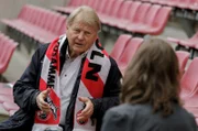 Karl-Heinz Thielen, ehemaliger Fußballer und Manager des 1 FC Köln im Rhein-Energie-Stadion, Köln. Im Film erinnert er sich  an seine Zeit in den 60ern.
