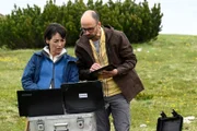 Die Geologin Tabea Gollini (Anke Sevenich) und ihr Kollege Yasin Bardak (Roman Blumenschein) messen die Bewegungen des Bergs.