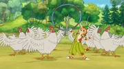 Die Hühner haben Findus erlaubt, mit seinem Hula-Hoop-Reifen bei ihrer Tanzaufführung mitzumachen. Und das gelingt zur Freude aller ganz hervorragend.