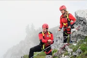 Volle Konzentration beim Einsatz: Zusammen mit seiner Schwester Katharina (Luise Bähr) bereitet Tobi (Markus Brandl) die Bergung vor.