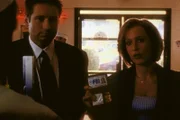 Mulder (David Duchovny, li.) und Scully (Gillian Anderson) fahnden in einem Restaurant nach einem Mörder.