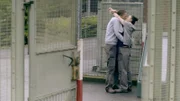 Laura (links) und ihre Freundin Katie sind bereits seit vielen Jahren zusammen. Öffentlicher Austausch von Zärtlichkeiten ist in Foston Hall allerdings unerwünscht.