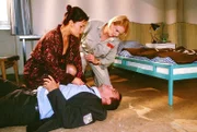 Anna (Bettina Kramer, re.) Versuch, Elke (Monika Guthmann) zu vergiften, hat den Falschen getroffen - Tom (Marcus Grüsser) bricht unter Krämpfen zusammen...