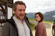 Christian Neilinger (Johannes Zeiler) ist verwundert, als Anna Braun (Raffaela Vanessa Kraus) auf seinem Hof auftaucht.
