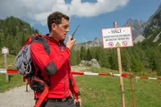 Rudi (Michael Pascher) ist in den Bergen unterwegs, auf der Suche nach der verschwundenen Lotta.