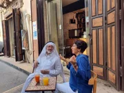Golineh Atai mit dem Künstler Hisham Binjabi in Al Balad, der Altstadt von Dschidda in Saudi Arabien.