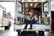 Chicago Fire Staffel 7, Folge 4  Entspannung zwischen zwei Einsätzen: Kara Killmer als Sylvie Brett.  Copyright: SRF/NBC Universal