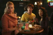 Nach einer anstrengenden Schicht, versuchen sich Meredith, Cristina (Sandra Oh, r.), George (T.R. Knight, M.) und Izzie (Katherine Heigl, l.) in einer Bar zu erholen ...
