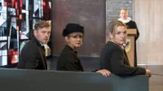 Alexander Harmsen (Jens Atzorn, l.), Eva Harmsen (Esther Esche, M.) und Isabelle Harmsen (Ines Lutz, r. mit Komparse) schauen nach, wer ihre Trauerfeier stört.