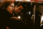 Mulder (David Duchovny, re.) und Scully (Gillian Anderson) suchen in einem Restaurant nach Spuren in einem Mordfall.