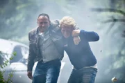 Semir (Erdogan Atalay,l.) und Paul (Daniel Roesner) verunglücken während eines Orkans mit dem Auto und versuchen sich in Sicherheit zu bringen...