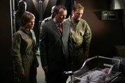 Paxton (Peter Weller, M.) zeigt Trip (Connor Trinneer, r.) und T'Pol (Jolene Blalock, l.) ihr gemeinsames Kind ...