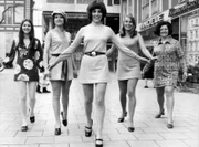 Anfang der 60er stand der Mini-Rock bei modebewussten Frauen hoch im Kurs. (Archivfoto,  In Miniröcken präsentieren junge Damen ür den Strumpfhersteller Bellinda maßgeschneiderte Strumpfhosen (undatiertes Handout)).