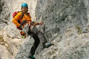 Bergretter Markus Kofler (Sebastian Ströbel) muss einen eigentlich gesperrten Klettersteig bewältigen, um einen Verletzten bergen zu können.